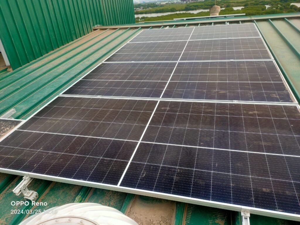 Perbandingan Panel Surya Lokal vs Impor: Mana yang Lebih Untung untuk Perusahaan?