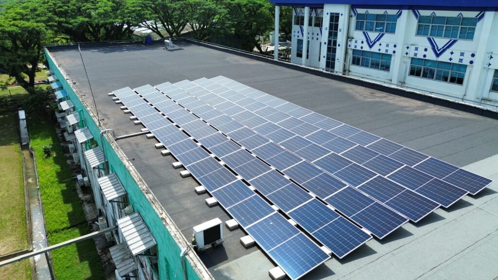 Panel Surya Monokristalin vs Polikristalin, Mana yang Terbaik? Saat ini sudah banyak kalangan yang melirik energi matahari sebagai sumber daya yang ramah lingkungan, mulai dari rumah tangga, bisnis kecil, hingga industri besar. Namun, ketika mulai mencari panel surya, banyak orang bingung memilih antara Panel Surya Monokristalin vs Polikristalin. Keduanya sama-sama mampu mengubah sinar matahari menjadi listrik, tapi memiliki karakteristik dan keunggulan yang berbeda. Artikel ini akan membantu Anda memahami perbedaan panel surya monokristalin vs polikristalin secara lengkap, sehingga Anda bisa menentukan pilihan terbaik sesuai dengan kebutuhan dan anggaran yang ada. Mengenal Teknologi di Balik Panel Surya Sebelum membandingkan panel surya monokristalin vs polikristalin, penting bagi Anda untuk memahami cara kerja panel surya. Panel surya bekerja menggunakan teknologi photovoltaic (PV), yaitu sistem yang mengubah cahaya matahari menjadi listrik melalui lapisan silikon di dalam sel surya. Bahan dasar silikon inilah yang menentukan apakah sebuah panel tergolong monokristalin atau polikristalin. Panel monokristalin dibuat dari satu kristal silikon murni yang dipotong menjadi wafer tipis. Struktur ini membuat aliran elektron di dalamnya berjalan lebih bebas, sehingga efisiensinya lebih tinggi. Sementara itu, polikristalin terbentuk dari peleburan banyak potongan silikon menjadi satu blok besar, lalu dipotong menjadi lembaran. Proses ini membuat strukturnya tidak sehomogen monokristalin, tetapi produksinya lebih cepat dan murah. Kedua tipe ini sama-sama dapat menghasilkan listrik yang bersih, namun efisiensi, tampilan, dan ketahanannya agak berbeda. Panel Surya Monokristalin Jika Anda mencari performa terbaik dan daya tahan yang kuat, panel surya monokristalin lebih unggul. Sebagai salah satu panel dengan performa tertinggi di pasaran, tipe ini dikenal memiliki efisiensi konversi energi antara 18–22%. Memiliki warna hitam pekat dengan permukaan halus, menciptakan tampilan modern dan elegan yang cocok untuk berbagai desain atap. Selain lebih efisien, panel monokristalin juga unggul ketika kondisi panas ekstrem. Penurunan performa dayanya relatif lebih kecil dibandingkan polikristalin. Itu sebabnya panel ini banyak dipilih untuk area tropis dengan paparan matahari kuat seperti Indonesia. Dari sisi umur pakai, monokristalin bisa bertahan hingga 25–30 tahun, dengan tingkat degradasi yang rendah. Artinya, produksi listrik tetap stabil dalam jangka panjang. Namun, kualitas premium ini memiliki harga yang lebih tinggi. Investasi awalnya bisa lebih besar 10–20% dibandingkan polikristalin. Panel Surya Polikristalin Panel surya polikristalin merupakan pilihan yang lebih ekonomis tanpa harus mengorbankan kualitas. Dengan efisiensi di kisaran 15–17%, panel ini tetap mampu menghasilkan daya yang stabil untuk kebutuhan rumah tangga maupun bisnis kecil. Warna biru keabu-abuan dan pola kristalnya yang khas memberi kesan berbeda dari monokristalin, meskipun tampilannya sedikit kurang seragam. Proses produksinya yang lebih sederhana menjadikan biaya pembuatannya lebih murah, sehingga harga jualnya juga lebih terjangkau. Bagi pengguna yang memiliki area atap cukup luas, panel polikristalin menjadi pilihan terbaik dari segi kinerja dan biaya. Namun, polikristalin sedikit kurang stabil dalam kondisi panas ekstrem. Efisiensinya dapat menurun ketika suhu lingkungan naik tinggi, meskipun penurunan ini masih tergolong wajar untuk wilayah tropis. Dari sisi ketahanan, panel ini biasanya bertahan 20–25 tahun. Meski sedikit lebih singkat dibanding monokristalin, tapi panel jenis ini tetap tergolong awet. Perbandingan Panel Surya Monokristalin vs Polikristalin Agar lebih mudah memahami perbedaannya, berikut ringkasan karakteristik utama keduanya: Apek Monokristalin Polikristalin Efisiensi 18 - 22 % (lebih tinggi) 15 - 17 % (cukup stabil) Warna & Tampilan Hitam pekat dan seragam Biru keabu-abuan dan berpola Performa di Suhu Tinggi Tahan panas sedikit menurun Harga lebih mahal lebih terjangkau Umur Pakai 25 - 30 Tahun 20 - 25 Tahun Kebutuhan Ruang Ideal untuk area sempit Cocok untuk area luas Dari tabel di atas, bisa disimpulkan bahwa monokristalin unggul dari sisi efisiensi dan daya tahan, sedangkan polikristalin lebih unggul dari sisi biaya dan ketersediaan. Jika ruang atap Anda terbatas dan Anda ingin hasil maksimal dari setiap panel, monokristalin adalah pilihan terbaik. Tapi jika area pemasangan luas dan Anda ingin menekan biaya awal, polikristalin tetap memberikan performa yang baik. Faktor yang Perlu Dipertimbangkan Sebelum Membeli Memilih panel surya tidak bisa hanya berdasarkan harga atau angka efisiensi. Ada beberapa faktor penting yang perlu Anda pertimbangkan: Kondisi Lokasi dan Intensitas Sinar Matahari Jika rumah atau bangunan Anda menerima paparan matahari penuh sepanjang hari, baik monokristalin maupun polikristalin bisa bekerja optimal. Namun, jika area Anda sering berawan atau memiliki ruang terbatas, monokristalin cenderung memberikan hasil yang lebih baik. Luas Area Pemasangan Untuk area atap kecil, panel dengan efisiensi tinggi seperti monokristalin lebih efisien. Sebaliknya jika memiliki area yang luas, menggunakan panel polikristalin akan lebih menghemat biaya. Anggaran Pertimbangkan anggaran Anda karena harga awal monokristalin mungkin lebih tinggi daripada polikristalin. Tapi jika Anggaran bukan menjadi masalah, panel surya monokristalin menjadi pilihan terbaik untuk investasi jangka panjang. Garansi dan Reputasi Produsen Pastikan panel yang Anda pilih memiliki garansi panjang dan diproduksi oleh perusahaan dengan rekam jejak yang baik. Hal Ini untuk menjamin kualitas dan keandalan sistem Anda dalam jangka panjang. Kebutuhan Energi Rumah atau Bisnis Hitung rata-rata konsumsi listrik Anda. Panel dengan kapasitas lebih tinggi cocok untuk kebutuhan besar, sedangkan untuk rumah tangga kecil, sistem polikristalin dengan daya sedang sudah cukup memadai. Baik Panel Surya Monokristalin maupun Polikristalin, keduanya punya peran besar dalam mendorong transisi menuju energi hijau. Pilihan Anda sebaiknya didasarkan pada kombinasi efisiensi, luas area, dan kemampuan investasi. Monokristalin menawarkan performa terbaik dengan daya tahan tinggi, cocok bagi Anda yang berorientasi jangka panjang. Sedangkan polikristalin menjadi pilihan ekonomis yang tetap andal dan efisien untuk kebutuhan standar. Jika Anda masih ragu menentukan pilihan, percayakan pada IconGreen sebagai mitra penyedia panel surya terpercaya di Indonesia. IconGreen menyediakan berbagai jenis panel surya yang berkualitas tinggi dan lengkap dengan layanan konsultasi, desain sistem, hingga instalasi oleh tenaga profesional. Kami memahami bahwa setiap lokasi memiliki karakteristik unik. Karena itu, tim teknisi IconGreen akan membantu menganalisis kebutuhan daya dan memberikan rekomendasi sistem paling efisien sesuai anggaran Anda. Hubungi tim kami sekarang untuk mendapatkan penawaran terbaik hari ini.