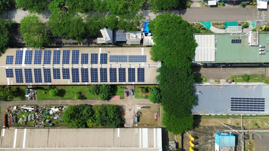 Mengenal Energi Surya Sebagai Inovasi Bersih untuk Kehidupan yang Lebih Berkelanjutan Meta Description: Pelajari potensi, cara kerja, dan manfaat energi surya melalui teknologi solar panel. Dapatkan edukasi energi hijau di Instagram @icongreen. Dunia sedang bergerak menuju masa depan yang lebih hijau. Krisis iklim, meningkatnya kebutuhan energi, dan kesadaran global terhadap keberlanjutan membuat berbagai inovasi di bidang energi mulai dilirik. Salah satunya adalah energi surya, yang kini hadir melalui teknologi solar panel atau Pembangkit Listrik Tenaga Surya (PLTS). Solar panel bukan sekadar tren, melainkan langkah nyata menuju sistem energi yang lebih cerdas, efisien, dan ramah lingkungan. Dengan memanfaatkan sinar matahari sebagai sumber daya, teknologi ini mampu menghasilkan listrik yang bersih tanpa menghasilkan emisi gas buang. Artikel ini akan mengulas bagaimana energi surya bekerja, manfaatnya bagi kehidupan sehari-hari, serta bagaimana penerapannya di berbagai sektor mulai dari rumah tangga hingga industri besar. Energi Surya: Sumber Daya Alam yang Tak Pernah Habis Salah satu hal paling menarik dari energi surya adalah ketersediaannya yang melimpah. Setiap detik, matahari memancarkan energi dalam jumlah luar biasa besar ke permukaan bumi. Indonesia, sebagai negara tropis yang mendapat paparan sinar matahari rata-rata 12 jam per hari, memiliki potensi energi surya yang sangat tinggi. Menurut data Kementerian ESDM, potensi energi surya di Indonesia diperkirakan mencapai lebih dari 200.000 MW, namun baru sebagian kecil yang dimanfaatkan. Hal ini menunjukkan bahwa ruang pengembangan energi surya masih sangat luas. Tidak hanya untuk kebutuhan industri, tetapi juga untuk masyarakat umum yang ingin berkontribusi dalam upaya menjaga keberlanjutan lingkungan. Cara Kerja Solar Panel: Dari Cahaya Menjadi Energi Solar panel bekerja dengan prinsip efek fotovoltaik — kemampuan material tertentu untuk menghasilkan listrik ketika terkena cahaya. Setiap panel terdiri dari banyak sel surya (solar cells) yang biasanya terbuat dari silikon, bahan semikonduktor yang mampu menangkap foton dari sinar matahari. Ketika cahaya matahari mengenai sel surya, foton tersebut menggerakkan elektron dalam material sehingga tercipta arus listrik searah (DC). Arus ini kemudian dikonversi oleh inverter menjadi arus bolak-balik (AC), yaitu jenis listrik yang digunakan oleh peralatan rumah tangga dan industri. Sistem solar panel modern juga dilengkapi dengan baterai penyimpanan (solar battery) untuk menampung kelebihan energi pada siang hari. Energi yang tersimpan bisa digunakan saat malam hari atau ketika intensitas cahaya berkurang, membuat sistem ini semakin efisien dan andal. Manfaat Solar Panel untuk Kehidupan Sehari-Hari Solar panel kini semakin banyak digunakan, tidak hanya karena faktor teknologi yang maju, tetapi juga karena manfaat nyata yang bisa dirasakan. Berikut beberapa di antaranya: Mengoptimalkan Sumber Daya Alam Energi surya memanfaatkan sinar matahari yang tersedia setiap hari. Dengan teknologi ini, masyarakat dapat menggunakan energi yang sudah disediakan alam tanpa merusak ekosistem atau menghasilkan limbah berbahaya. Mendukung Gaya Hidup Ramah Lingkungan Dalam era modern, banyak individu dan perusahaan mulai menerapkan prinsip keberlanjutan. Penggunaan solar panel menjadi bagian dari gaya hidup hijau yang mendukung pengurangan emisi karbon. Fleksibilitas Aplikasi Solar panel dapat dipasang di berbagai lokasi — mulai dari atap rumah, gedung perkantoran, pabrik, hingga fasilitas umum. Teknologinya dapat disesuaikan dengan kebutuhan dan kapasitas masing-masing pengguna. Peningkatan Nilai Aset Properti Bangunan yang menggunakan sistem energi surya biasanya memiliki nilai tambah karena dinilai lebih efisien dan ramah lingkungan. Hal ini bisa menjadi daya tarik tersendiri bagi pembeli atau investor. Perkembangan Teknologi Solar Panel di Indonesia Beberapa tahun terakhir, adopsi solar panel di Indonesia mengalami peningkatan signifikan. Pemerintah melalui Gerakan Nasional Sejuta Surya Atap (GNSSA) mendorong masyarakat untuk memanfaatkan energi surya di sektor rumah tangga dan komersial. Selain itu, berbagai perusahaan juga mulai beralih ke energi hijau sebagai bagian dari komitmen terhadap lingkungan. Misalnya, beberapa pabrik besar kini menggunakan sistem PLTS di atap bangunannya untuk mendukung operasional harian. Tidak hanya di kota besar, solar panel juga membawa perubahan positif di daerah terpencil. Banyak desa yang sebelumnya belum terjangkau jaringan listrik kini bisa menikmati penerangan, fasilitas pendidikan, dan layanan kesehatan berkat energi surya. Ini menunjukkan bahwa teknologi tidak hanya memberikan manfaat ekonomi, tetapi juga sosial. Tantangan dan Peluang di Masa Depan Meski potensinya besar, pemanfaatan solar panel di Indonesia masih menghadapi beberapa tantangan. Salah satunya adalah kurangnya edukasi publik mengenai cara kerja dan manfaat teknologi ini. Banyak masyarakat yang masih menganggap solar panel hanya cocok untuk skala besar, padahal sistem rumah tangga pun kini bisa diakses dengan biaya yang relatif terjangkau. Selain itu, masih dibutuhkan lebih banyak teknisi dan tenaga ahli di bidang energi terbarukan agar instalasi dan perawatan sistem dapat dilakukan dengan standar tinggi. Namun, di balik tantangan tersebut, peluang pengembangan industri solar panel di Indonesia sangat menjanjikan. Dengan dukungan kebijakan pemerintah, kemajuan teknologi, dan meningkatnya kesadaran masyarakat terhadap isu lingkungan, masa depan energi surya di Indonesia terlihat semakin cerah. Solar Panel dan Peran Edukasi Energi Salah satu kunci keberhasilan penerapan energi surya adalah edukasi. Pengetahuan masyarakat tentang cara kerja, manfaat, dan perawatan solar panel sangat penting agar teknologi ini dapat dimanfaatkan secara optimal. Sekolah, universitas, dan lembaga riset kini mulai menjadikan energi surya sebagai bagian dari kurikulum pembelajaran. Hal ini membuka jalan bagi generasi muda untuk mengenal lebih dalam teknologi ramah lingkungan sekaligus mempersiapkan mereka menjadi tenaga ahli di masa depan. Selain lembaga pendidikan, banyak komunitas dan organisasi yang turut berperan dalam memberikan sosialisasi tentang energi terbarukan. Edukasi semacam ini dapat mempercepat transisi menuju sistem energi yang lebih bersih dan efisien di seluruh Indonesia. Kontribusi Solar Panel terhadap Tujuan Pembangunan Berkelanjutan (SDGs) Energi surya memainkan peran penting dalam mendukung Sustainable Development Goals (SDGs), terutama pada tujuan ke-7 yaitu “Energi Bersih dan Terjangkau.” Dengan memanfaatkan solar panel, masyarakat dapat berpartisipasi dalam pengurangan emisi karbon dan pencapaian target nasional energi terbarukan. Selain itu, sistem ini juga membantu mengurangi ketergantungan terhadap sumber daya fosil dan menciptakan peluang ekonomi baru melalui inovasi teknologi hijau. Penerapan solar panel juga berkontribusi pada tujuan SDGs lainnya, seperti peningkatan kualitas pendidikan (karena energi dapat mendukung kegiatan belajar di daerah terpencil) dan pengentasan kemiskinan (melalui peluang kerja baru di sektor energi terbarukan). Kesimpulan Energi surya bukan lagi hal futuristik, melainkan solusi nyata yang sudah ada di tengah masyarakat. Melalui teknologi solar panel, kita dapat memanfaatkan kekuatan matahari untuk menciptakan kehidupan yang lebih efisien, bersih, dan berkelanjutan. Dengan potensi sinar matahari yang melimpah, Indonesia memiliki peluang besar menjadi salah satu negara dengan pemanfaatan energi surya terbaik di dunia. Namun, hal itu hanya bisa terwujud dengan dukungan dari berbagai pihak — pemerintah, swasta, akademisi, hingga masyarakat. Langkah kecil seperti mengenal dan memahami teknologi solar panel bisa menjadi awal dari perubahan besar menuju masa depan energi yang cerah. Mari bersama wujudkan Indonesia yang lebih hijau dan mandiri energi. Untuk informasi, edukasi, dan inspirasi seputar energi bersih, kunjungi Instagram @icongreen dan temukan berbagai wawasan menarik tentang dunia energi terbarukan.